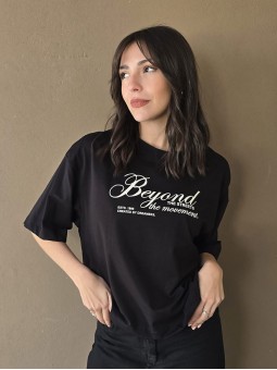 Remera Beyond Negro